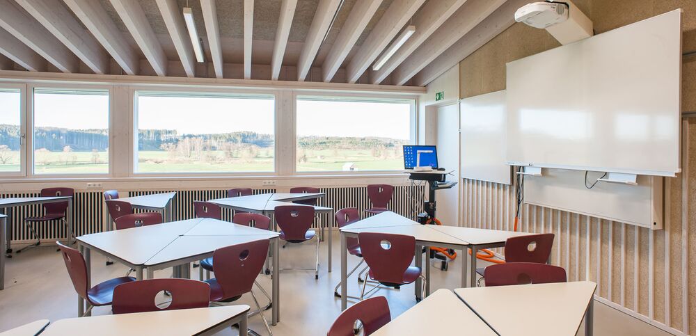 Materialele naturale precum lemnul sunt utilizate pentru a crea o atmosferă agreabilă de învățare în clase.