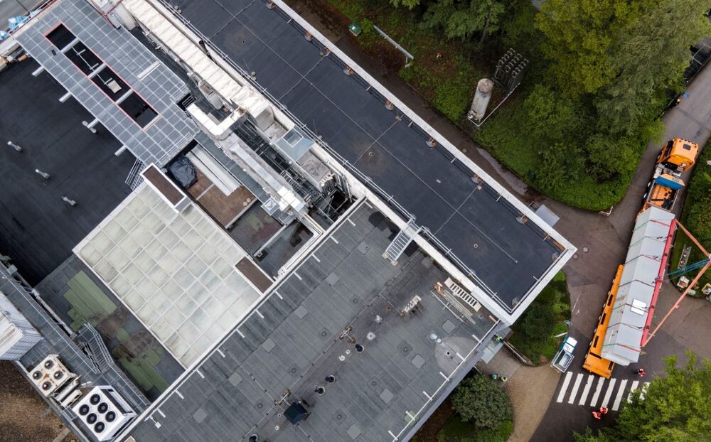 Vue aérienne des derniers mètres : à droite, la CTA sur le camion ; en haut à gauche, le site d’installation préparé.