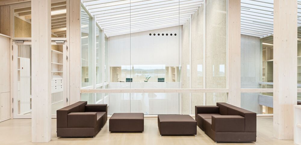 Spațiile deschise, inundate de lumină caracterizează noua clădire.