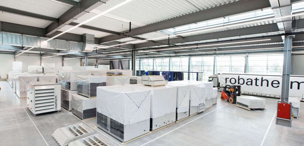Packing and loading take place weather protected in a production building at robatherm.