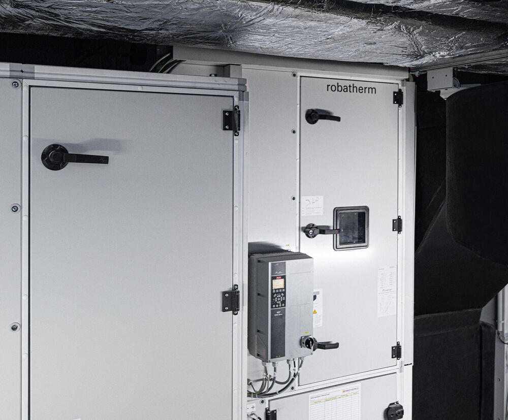 An unspectacular image, but one that demonstrates the flexibility required in existing buildings: The AHU has offsets in both height and depth.