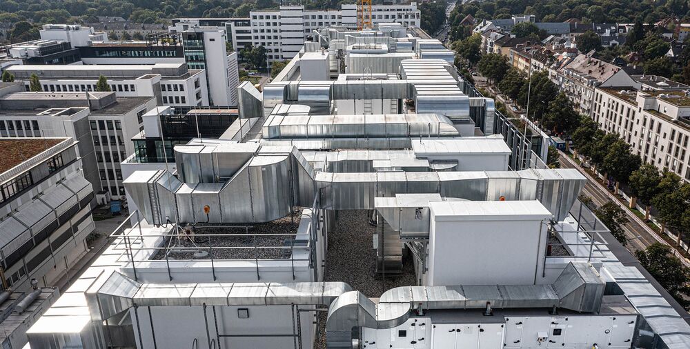 At the forefront of reliability: Roof surface with state-of-the-art facility management.